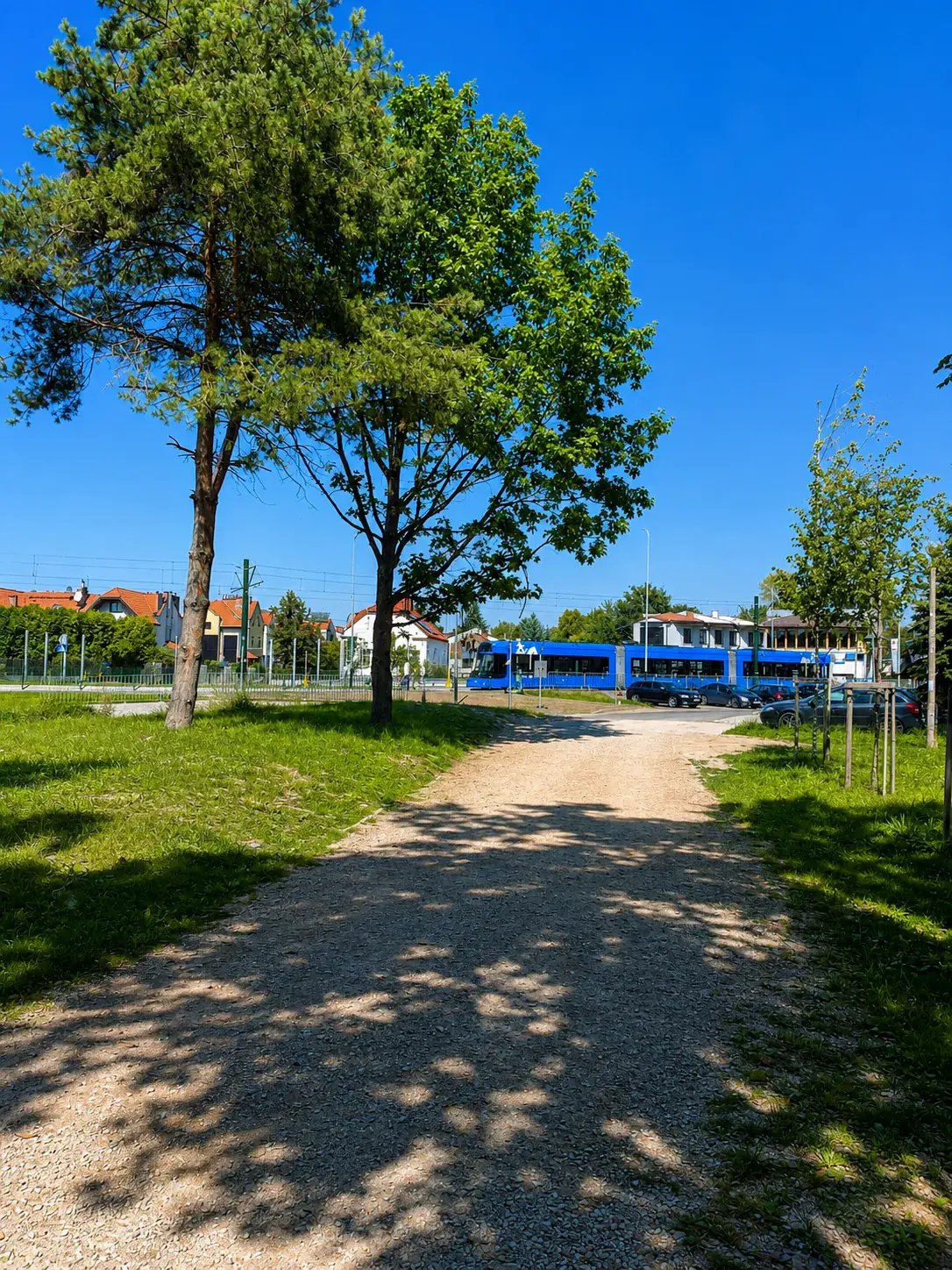 Przystanek tramwajowy około 40 metrów od bramy